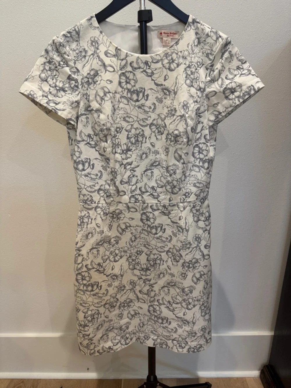 Brooks Brothers White‎ and Gray Floral Short-Sleeve Sheath Dress